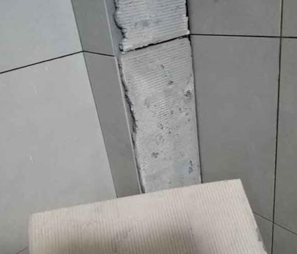水城瓷砖空鼓维修公司分享下厨房瓷砖脱落的补救措施。
